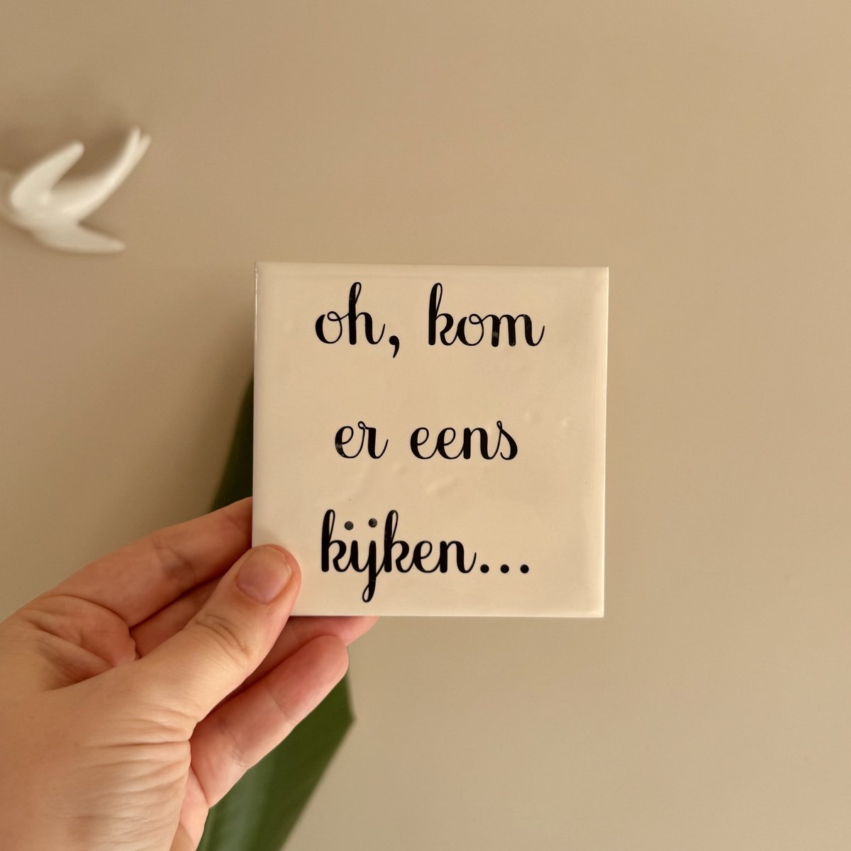Wij&Blij -Tegeltje - Oh kom er eens kijken - beige-spreuktegeltje- sinterklaas - december - cadeau - kleinigheidje - afscheid - verjaardag - decoratie - interieur - wandtegeltje