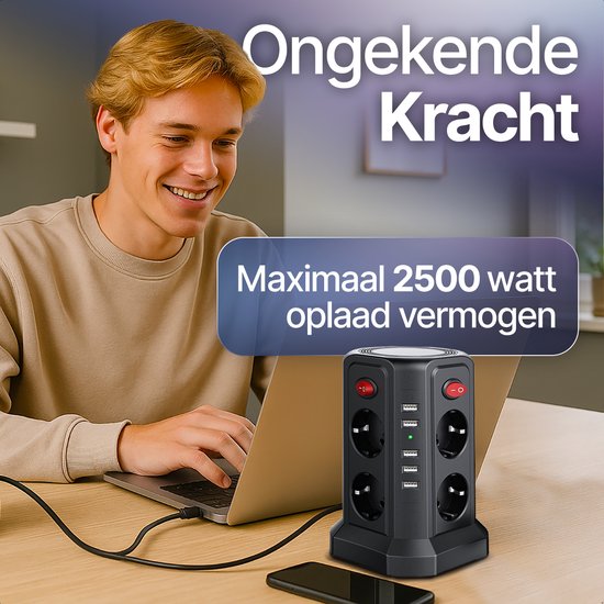 Een jonge man met een laptop en smartphone naast een zwarte stekkerdoos met 8 stopcontacten en 5 USB-poorten.