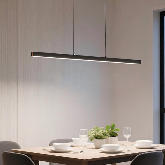 Lampe suspendue noire et fine avec une lumière LED blanc chaud, au-dessus d'une table à manger dressée.