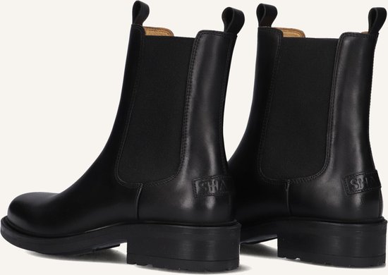 Achterkant van een paar zwarte leren chelsea boots met logo op de hielen.