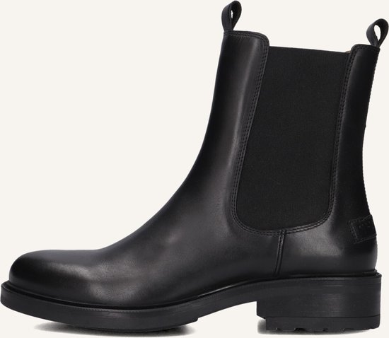 Zwarte leren Chelsea boot met elastische zijkanten en dikke zool, van de zijkant gezien.