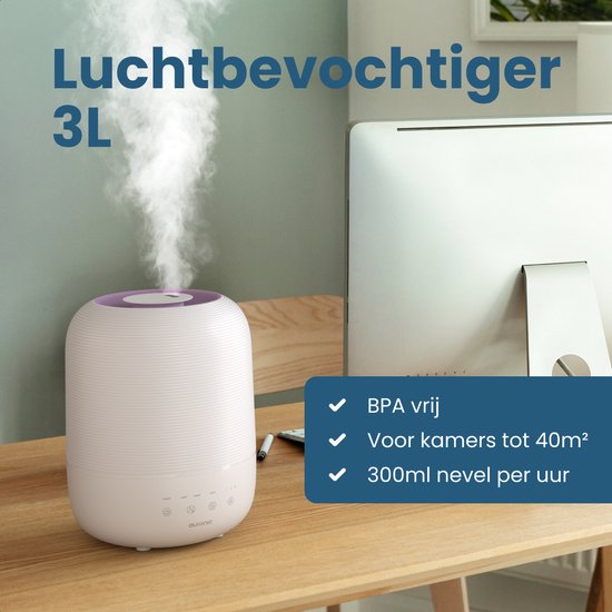 Diffuseur blanc au design rayé sur un bureau, produisant de la vapeur. "Humidificateur 3L"