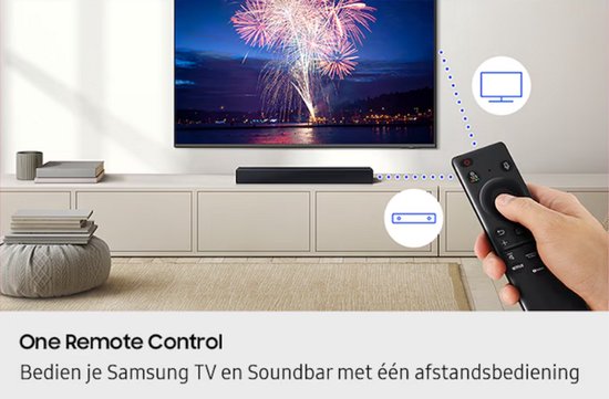 Hand houdt een Samsung afstandsbediening vast en richt deze op een tv waarop vuurwerk wordt getoond. Iconen tonen een tv en soundbar.