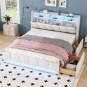 Wit gestoffeerd bed met open lades, met LED-verlichting in het hoofdbord en langs de onderkant. Verlichting is roze.