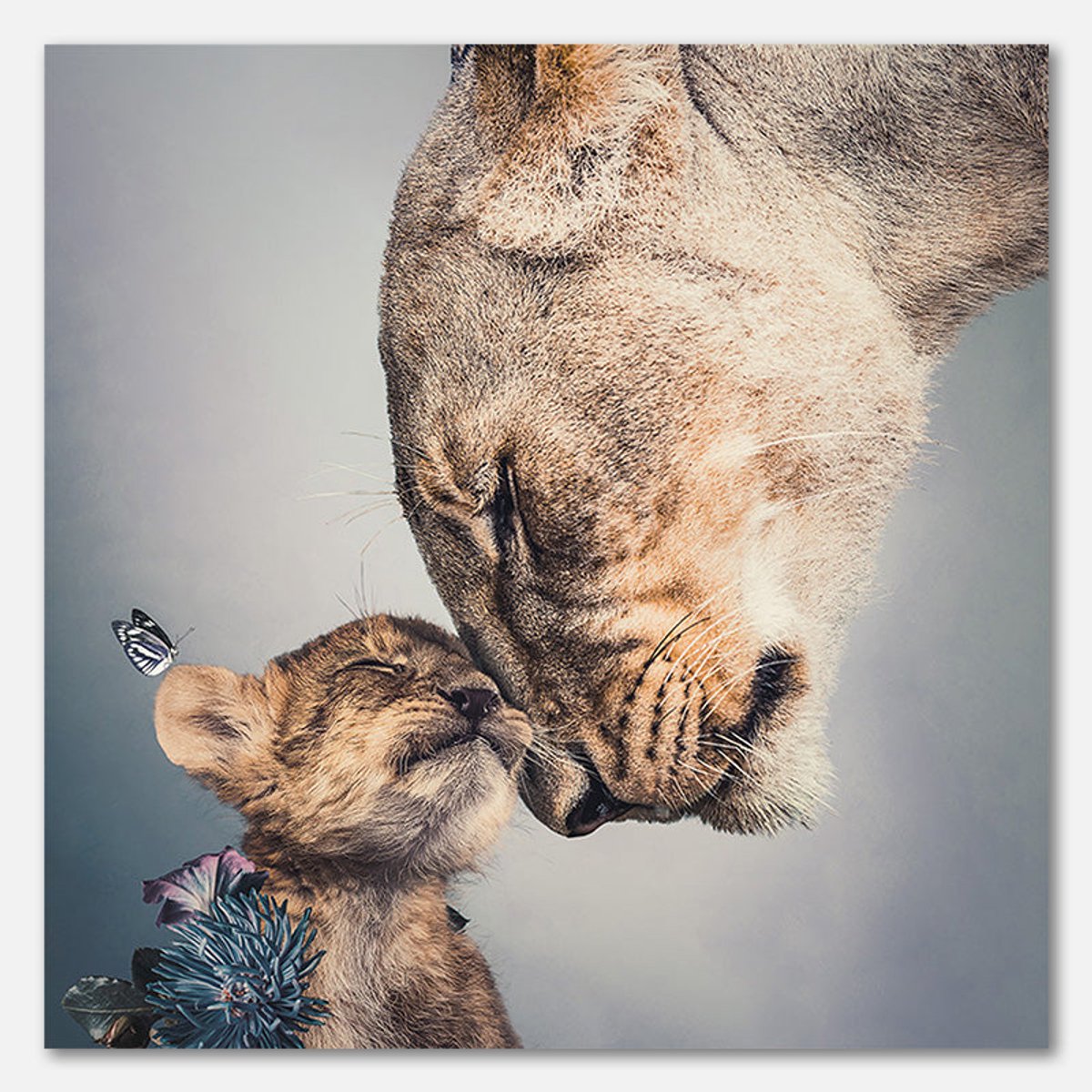 Poster op Papier - 100 x 100 cm - Leeuwin en welp met bloemen en vlinder - PosterJunkie