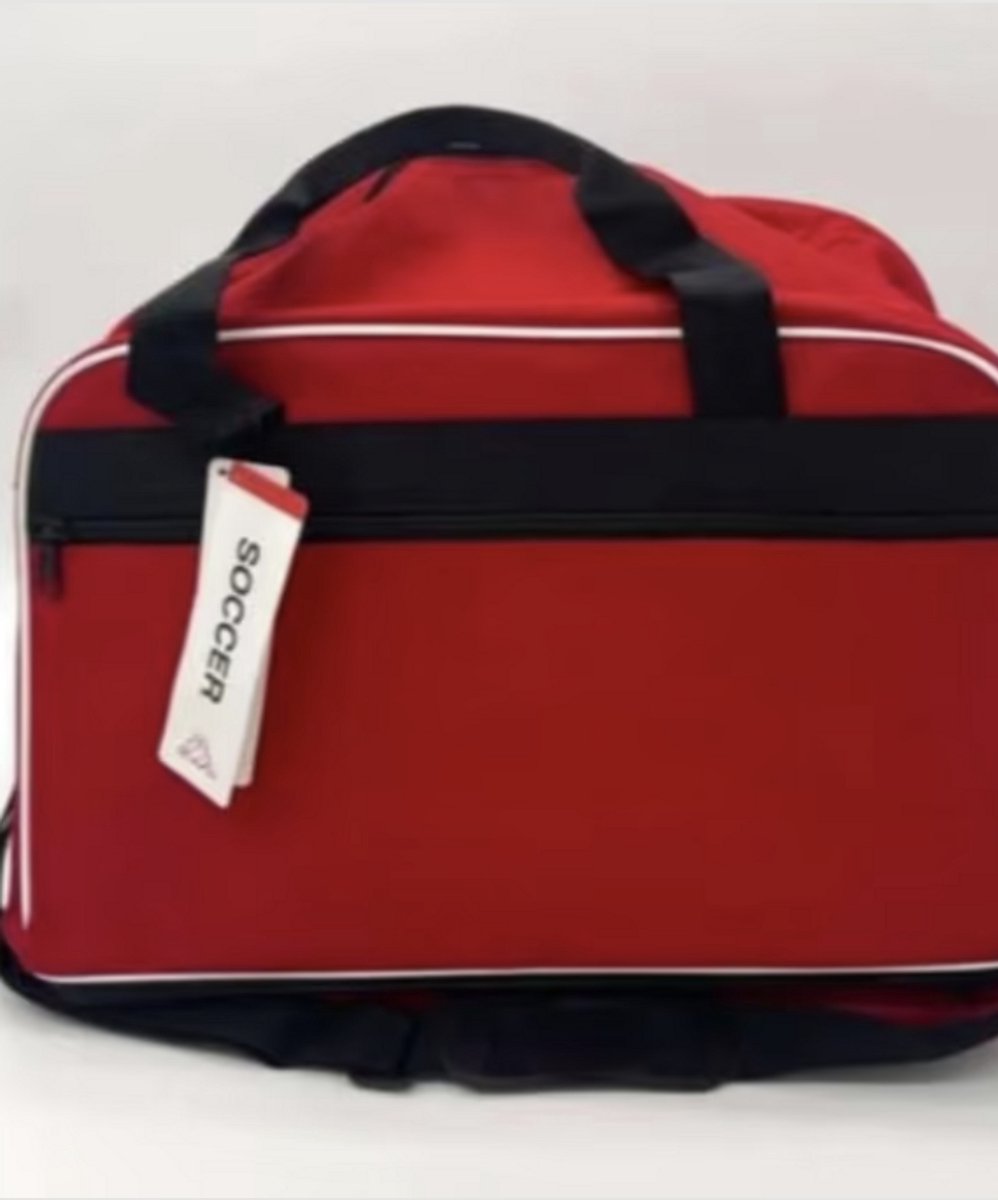 Kappa sporttas in rood, maat L, met zwarte accenten en een label met SOCCER, ideaal voor sportspullen.
