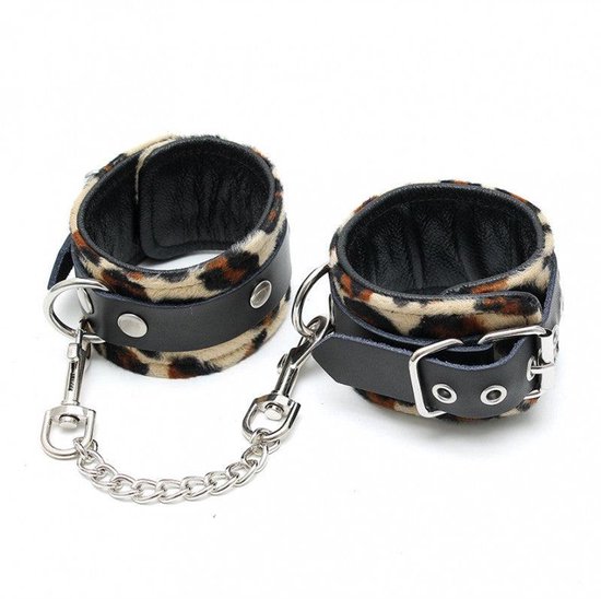 Zwarte banden met panterprint vacht, met ketting en karabijnhaken.