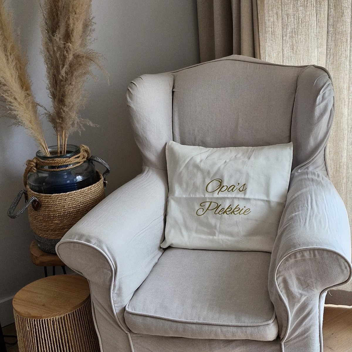 Maison Marcella Sierkussen Kussen met tekst bedrukt cadeau opa | opa’s plekkie | wit met opdruk goud met vulling| 50x50 cm | Vaderdag verjaardag man vader