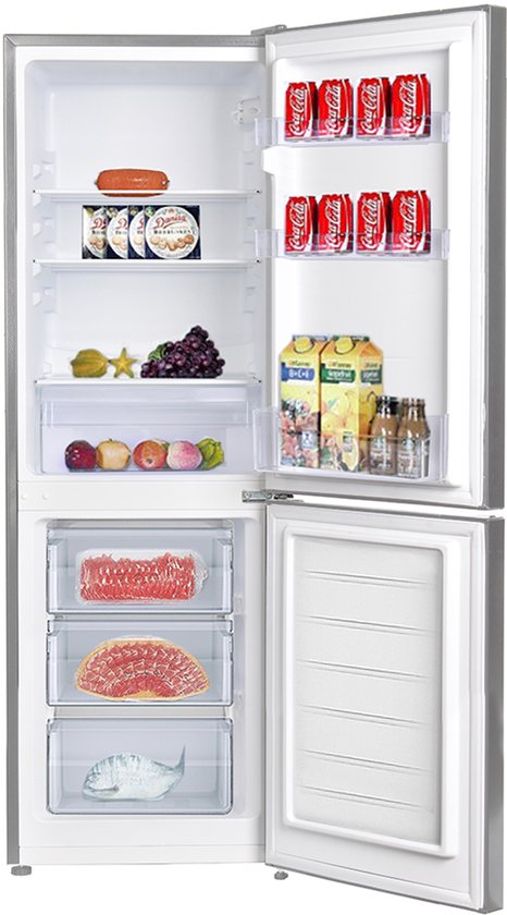 Open koelkast met diverse producten, waaronder Coca-Cola, sinaasappelsap, fruit en groenten, vlees en vis.