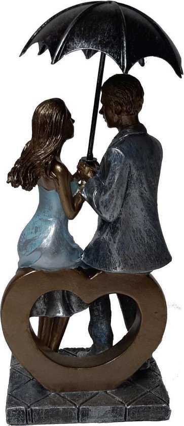 Beeld liefde man en vrouw met paraplu zittend op een hart | bol.com