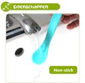 Een turquoise babylepel wordt afgespoeld onder een kraan. Non-stick.