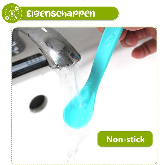 Een turquoise babylepel wordt afgespoeld onder een kraan. Non-stick.