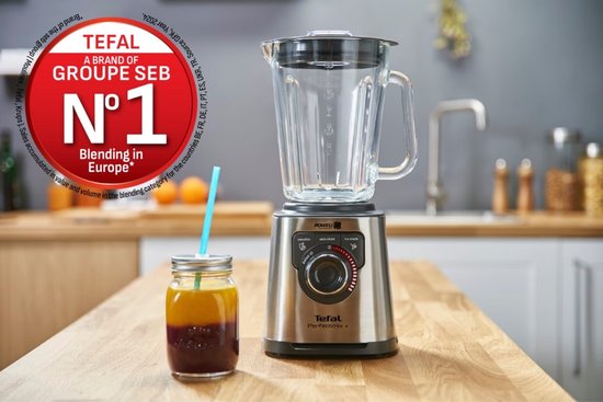 Tefal Perfectmix+ blender in RVS met glazen kan, naast een glas met smoothie. "TEFAL N°1 BRAND OF GROUPE SEB BLENDING IN EUROPE".