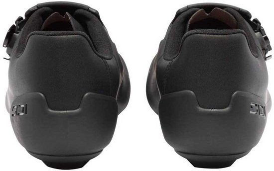 Achterkant van twee zwarte Sidi fietsschoenen.