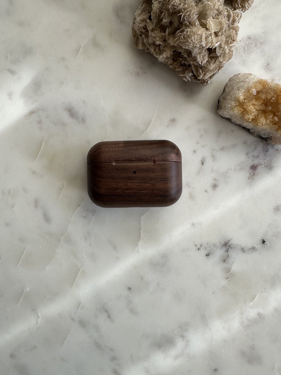Houten Hoesje AirPods Pro 2 – Luxe Walnoot Houten Case – Natuurlijke Bescherming voor Apple AirPods Pro 2 case - Japandi uitstraling