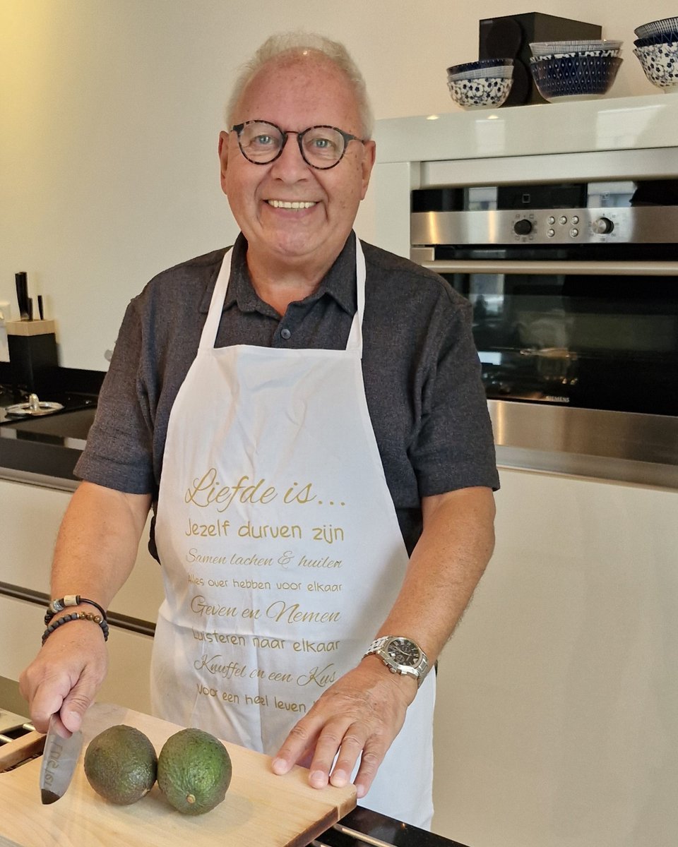 Keukenschort wit goud met grappige tekst bedrukt cadeau liefde is Schort vaderdag moederdag verjaardag man vrouw huwelijk valentijn bruiloft vriend partner samenwonen samenlevingscontract vriendin mama papa opa oma vrouwen dames mannen heren