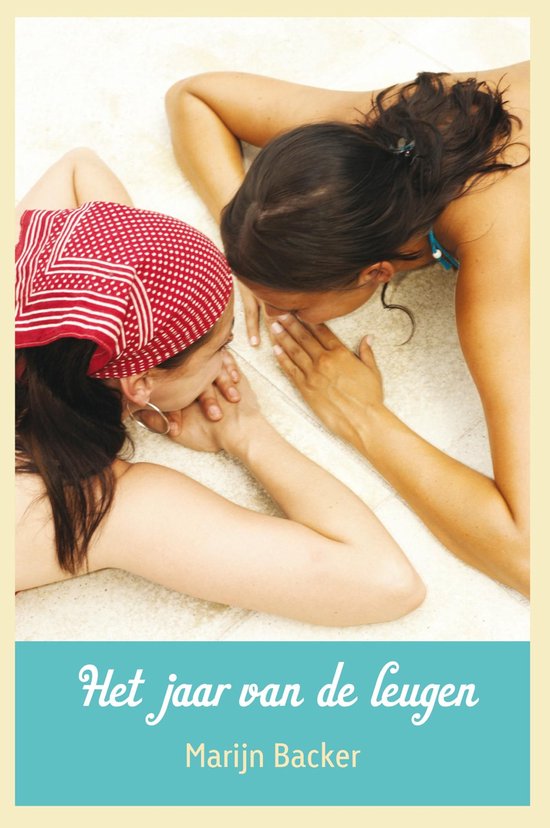 Twee vrouwen op hun buik liggend, één met een rood-witte bandana, met "Het jaar van de leugen" Marijn Backer.