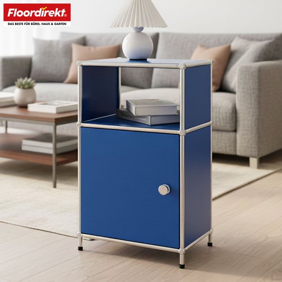 Blauw metalen opbergrek met zilverkleurige buizen, in een woonkamer. Deur onderaan, open vak erboven met boeken.