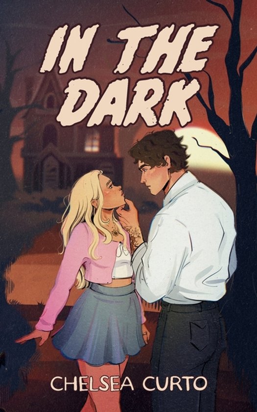 Couverture du livre 'In The Dark' par Chelsea Curto. Une jeune fille blonde avec un gilet rose et une jupe bleue regarde un jeune homme. Une maison sombre et la lune en arrière-plan.