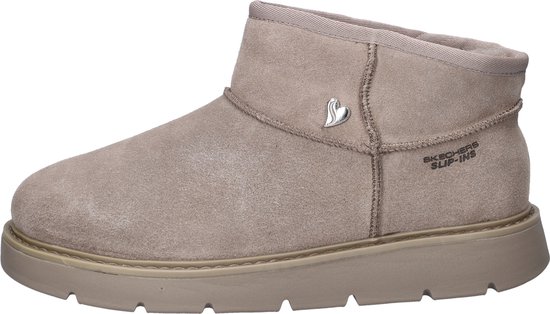 Lichtbruine suède enkellaars met Skechers Slip-Ins logo en zilveren hartje.