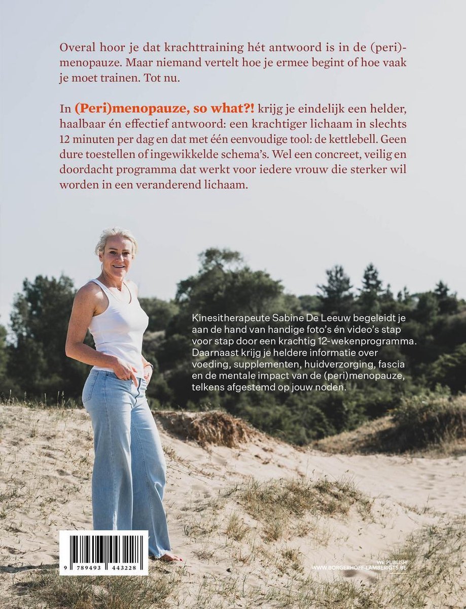 Een vrouw met blond haar in een witte tanktop en een spijkerbroek staat op de achterkant van een boek.