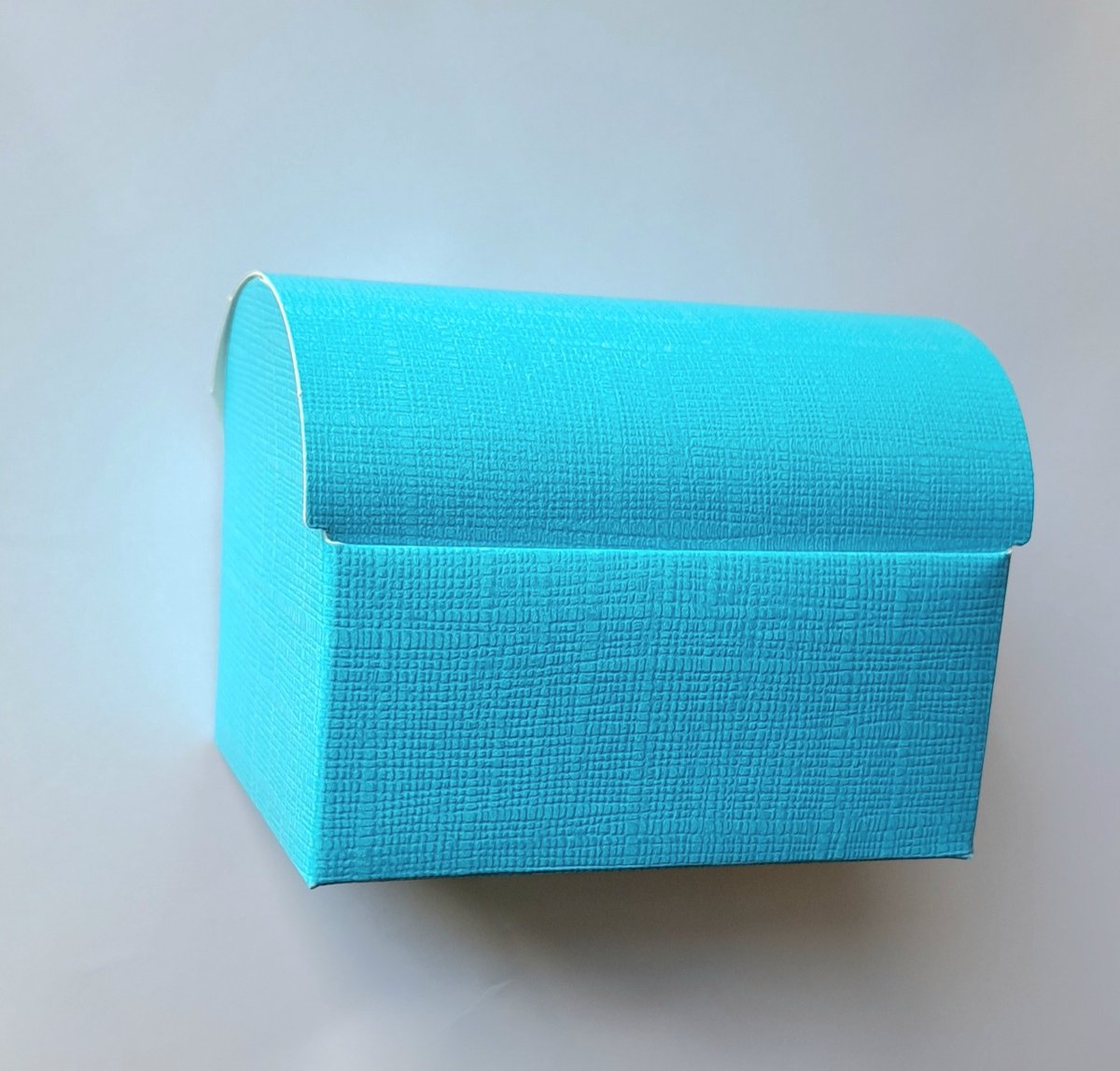12 cadeau-doos blauw schatkist-vorm traktatie-doos middelgroot voor snoepjes of bonbons of koek om uit te delen bij verjaardag, huwelijk, babyshower of doop.