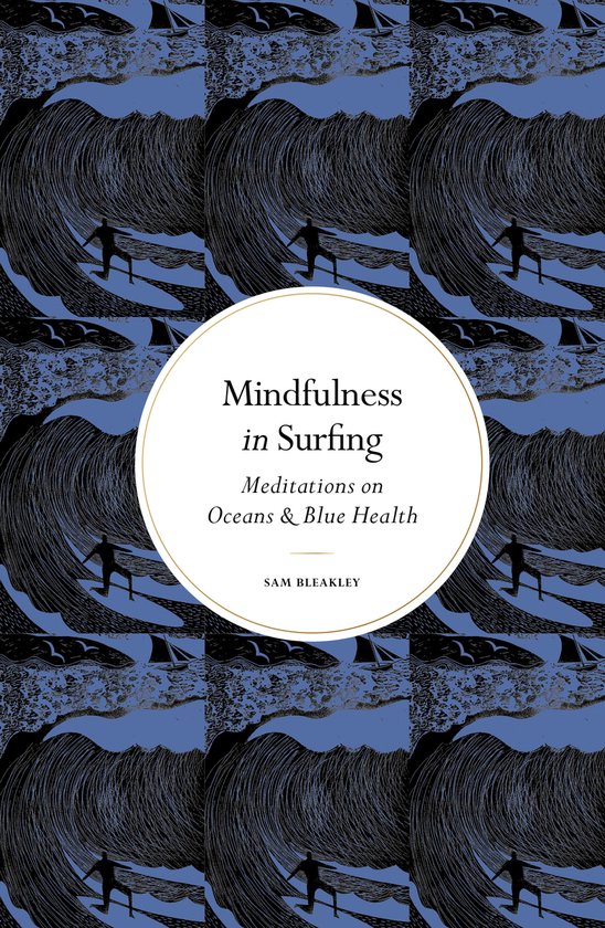 Boek met een blauw abstract golvend patroon en surfers. Titel: Mindfulness in Surfing.