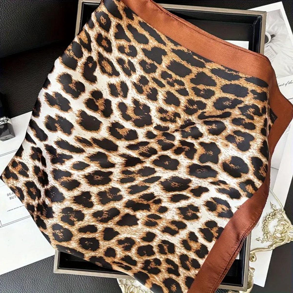 Sjaaltje - Scarf- Accessories - Dames- Bandana's- Halsdoek - Imitatie Zijde- Panter - Cognac