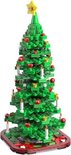Sapin de Noël LEGO vert décoré de boules rouges, bougies blanches et d'une étoile jaune.