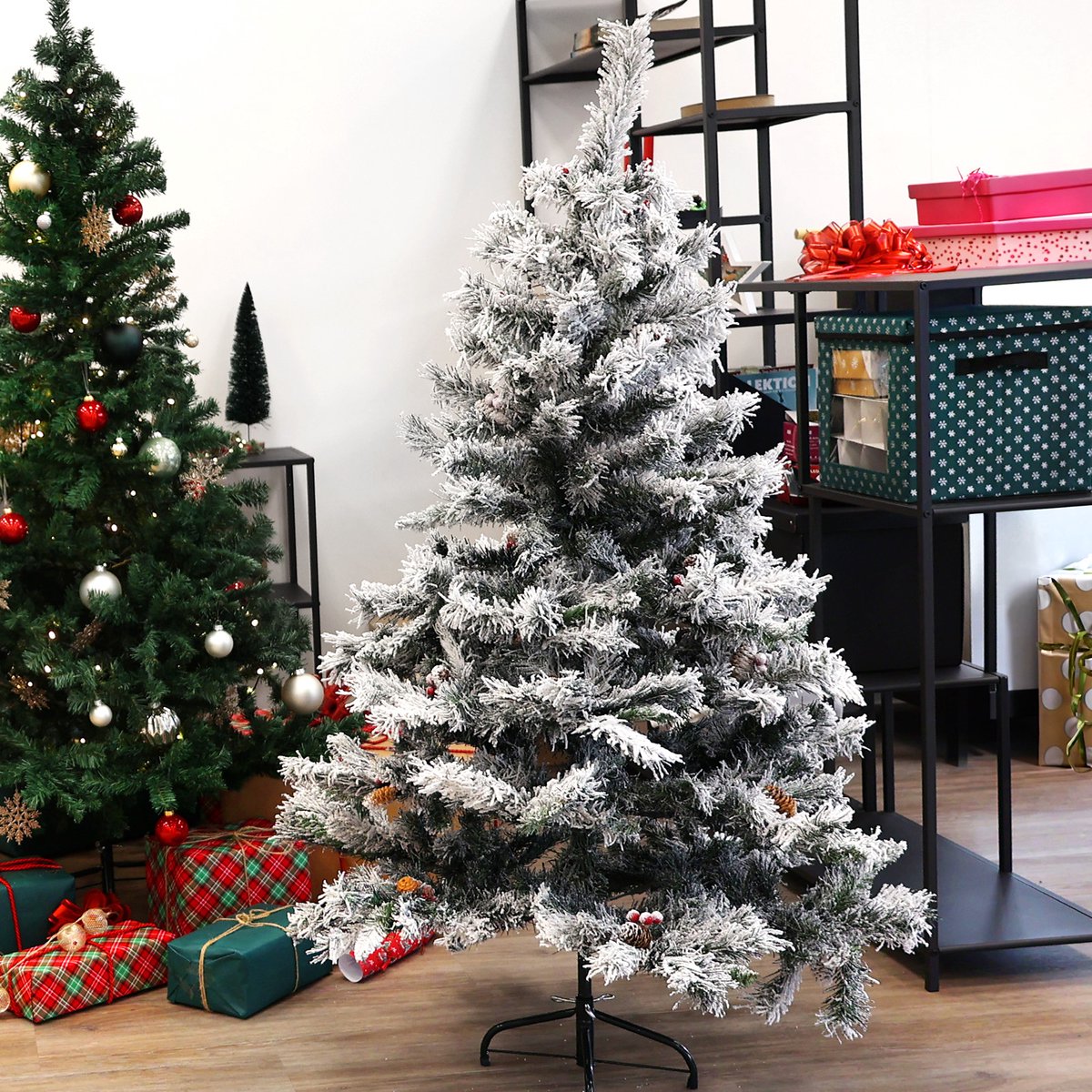 SVITA kunstkerstboom sneeuw 180cm - met dennenappels en bessen 661 takpunten inclusief metalen standaard kunstkerstboom (Luvi naalden | 180cm) – foto 6