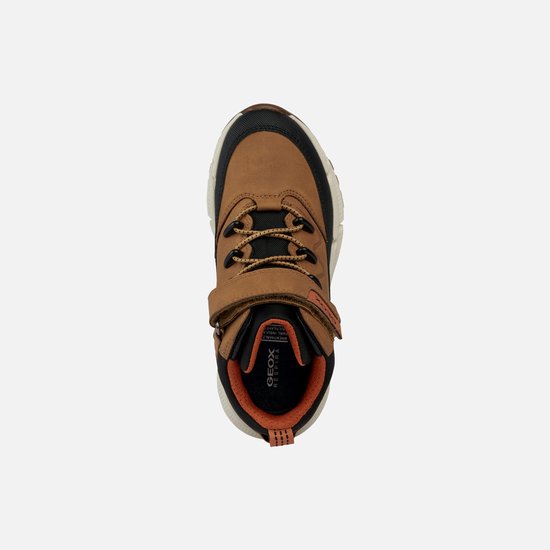 Bovenaanzicht van een bruine halfhoge schoen met zwarte en oranje details, veters en klittenband.