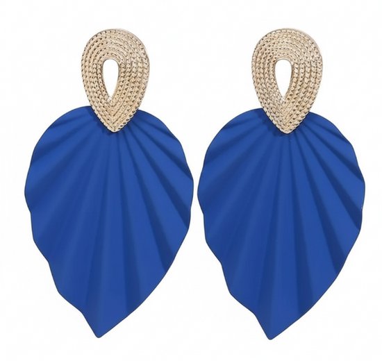 Boucles d'oreilles pendantes pour femme, ornées d'un pendentif en forme de feuille bleue et de couleur argentée.