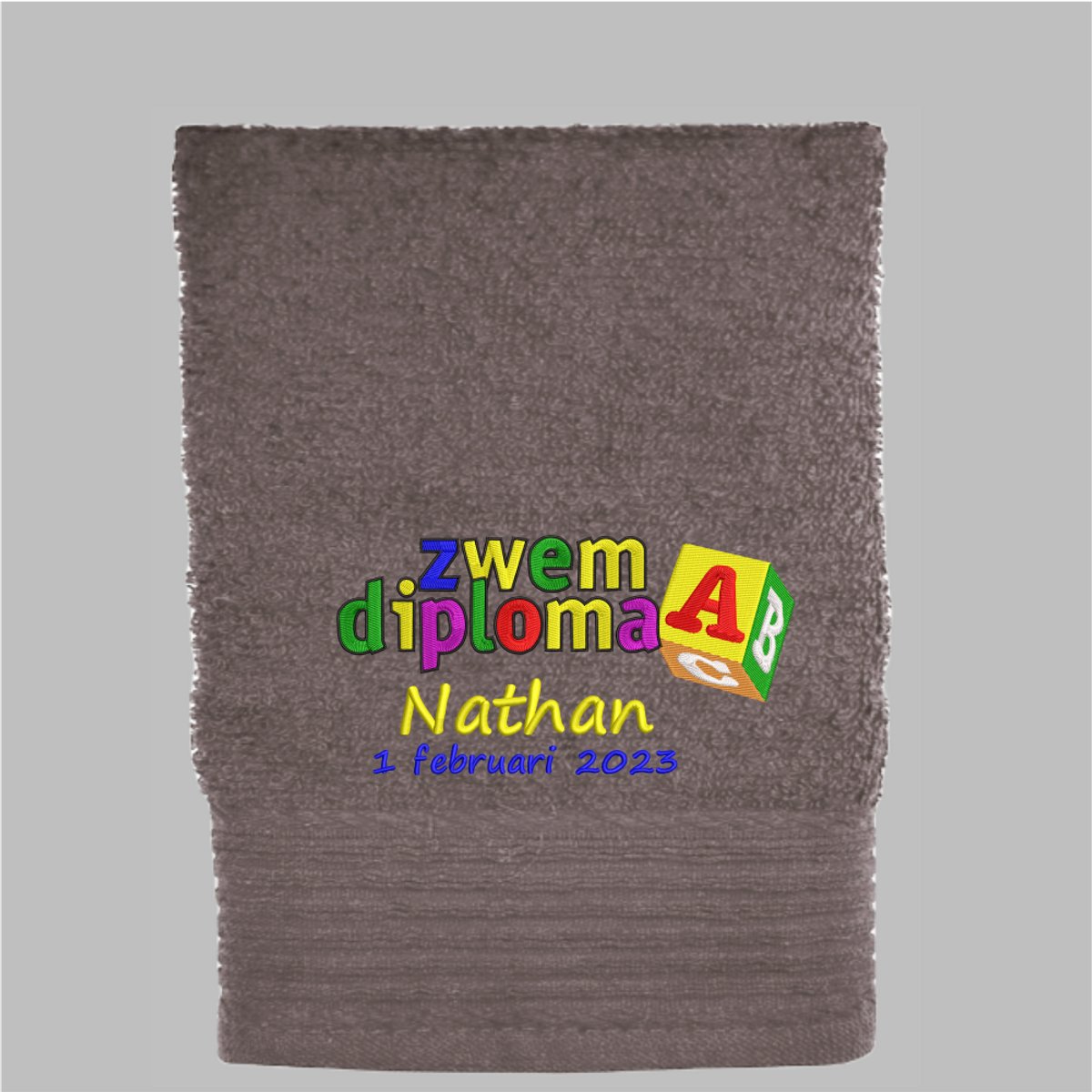 Handdoek Zwemdiploma A met naam en datum van afzwemmen - 550 grams - 50x100cm - Taupe - Cadeau Afzwemmen - Geborduurd
