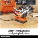Oranje Dual Power accu op oranje lader met bliksem, naast een cirkelzaag.