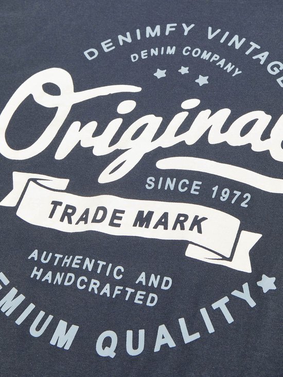 Donkergrijs T-shirt met witte tekst: DENIMFY VINTAGE DENIM COMPANY Original TRADE MARK SINCE 1972 AUTHENTIC AND HANDCRAFTED PREMIUM QUALITY.