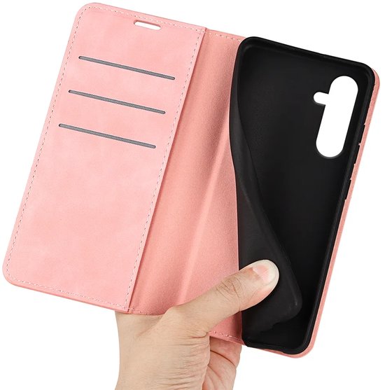 Roze telefoonhoesje, opengeklapt, met een hand die de zwarte TPU-binnenkant vasthoudt.