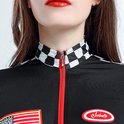 Close-up van de voorkant van een zwarte en rode racesuit, met een schaakbordkraag en ritssluiting.