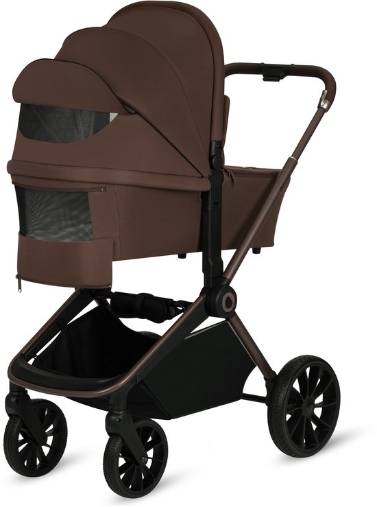 Bruine kinderwagen met kap en verstelbare duwbeugel, staand op witte achtergrond.