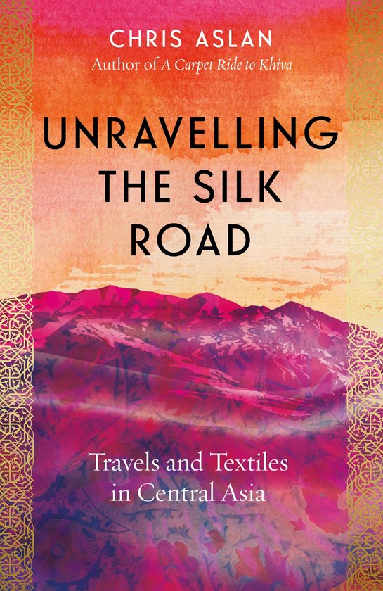 Boekhoes met titel 'Unravelling the Silk Road' door Chris Aslan. De afbeelding toont berglandschap in roze en paarse tinten, met een oranje en rode zonsondergang.