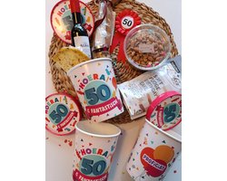 Sarah 50 Jaar Cadeaupakket – Feestelijke Verjaardag Bucket met Alcoholvrije Wijn, Kaas, Fuet, Nootjes & Fudge – Origineel Cadeau voor de Jarige