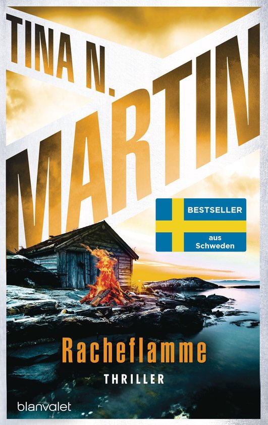 Boekomslag met de titel Racheflamme van Tina N. Martin. Een Zweedse vlag met BESTSELLER erop. Een klein houten huisje met vlammen.