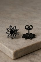 Lundholm Ingrid Oorknopjes Dames Zwart Bloem - Premium Stainless Steel - Bloem Oorbellen (1.1 cm) - Elegant & Modern - Luxe Geschenkverpakking