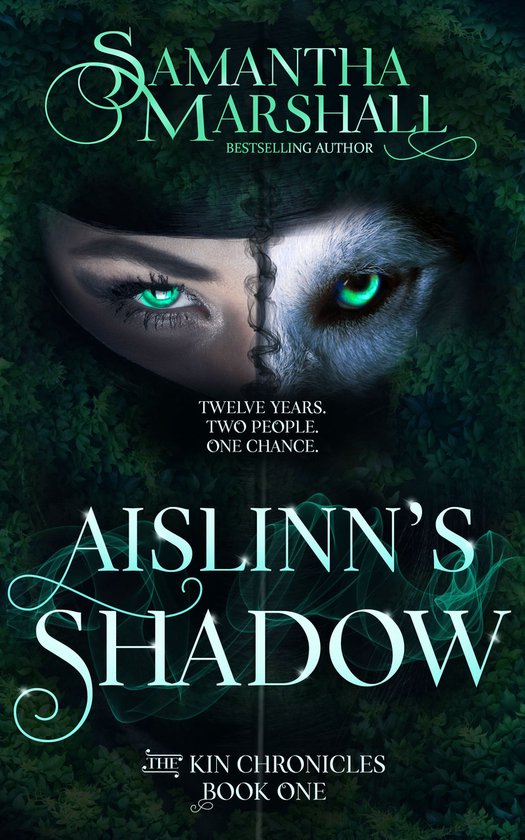 Boekomslag voor 'Aislinn's Shadow' met de ogen van een vrouw en een wolf, omringd door groen.