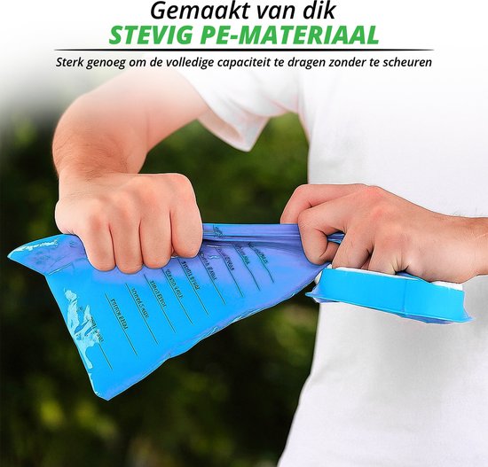 Man met witte t-shirt sluit blauwe, stevige PE braakzak met maataanduiding.