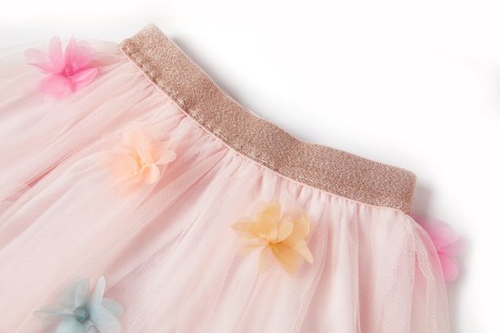 Lichtroze tule rok met een glitterband en veelkleurige bloemenapplicaties.