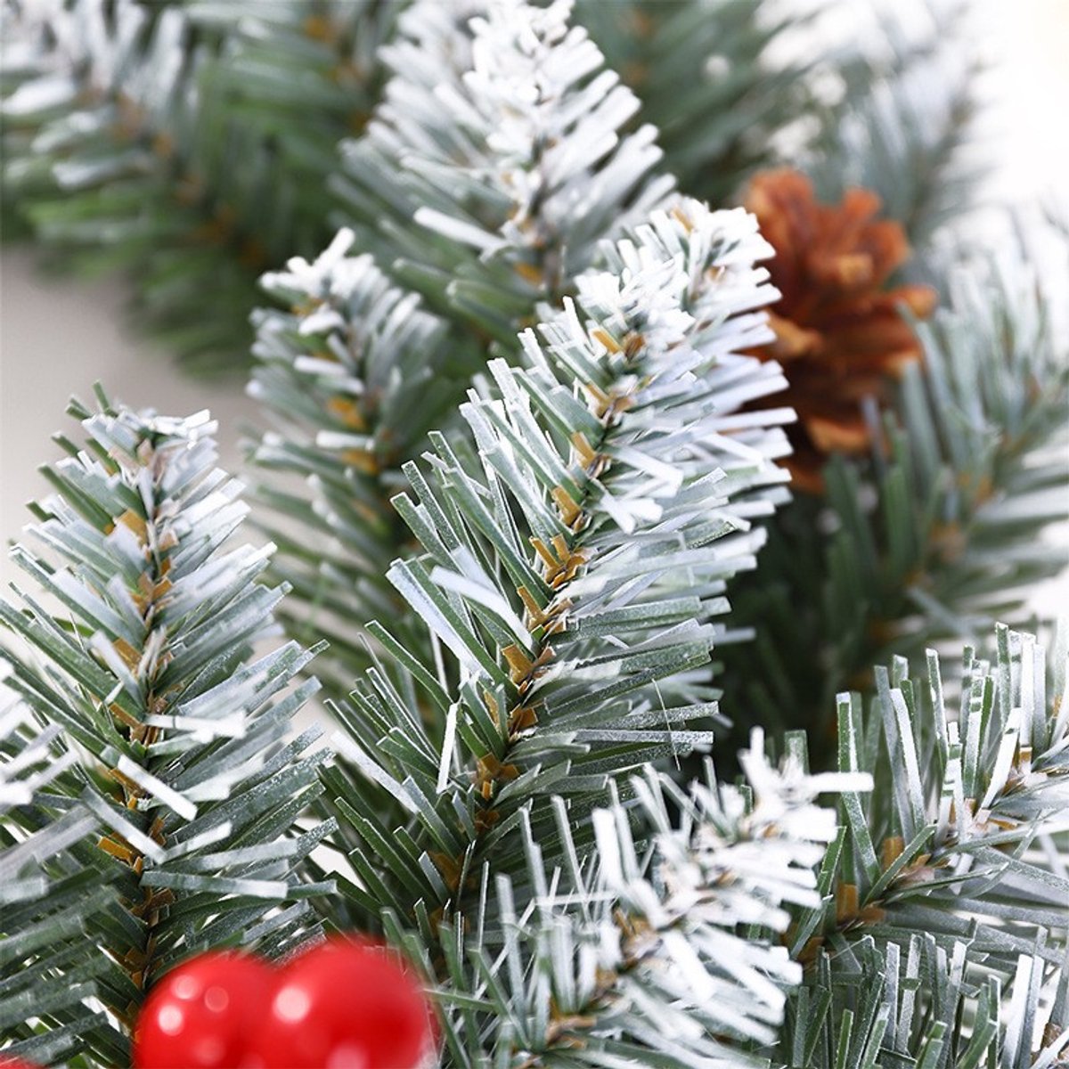 Premium Kerstkrans- met Decoraties & LED verlichting(40cm) - Met witte sneeuwceder takken - Versierd met rode bessen & dennenappels – LED verlichting met 8 standen & timerfunctie – Winter & kerstdecoratie - deurkransen kerstversiering – foto 8