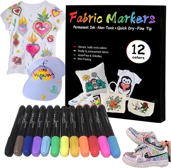 Collection de projets créatifs réalisés avec des marqueurs textiles : T-shirt, casquette, coussin, sac, chaussures, trousse.