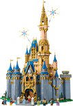 Het LEGO Disney Kasteel, met blauwe torens, gouden spitsen en figuren op het plein.
