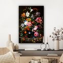 Une peinture d'une nature morte florale dans un vase bleu foncé, suspendue au-dessus d'un buffet.