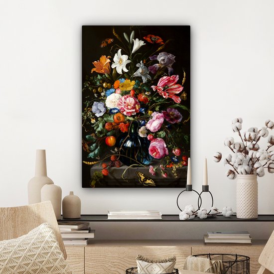 Une peinture d'une nature morte florale dans un vase bleu foncé, suspendue au-dessus d'un buffet.